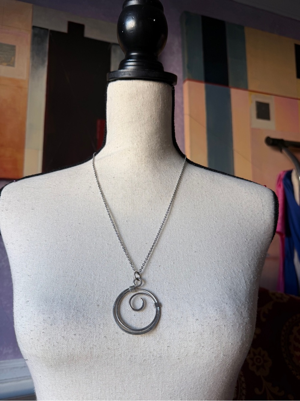 Beautiful silver toned necklace with interlocking circle pendant
